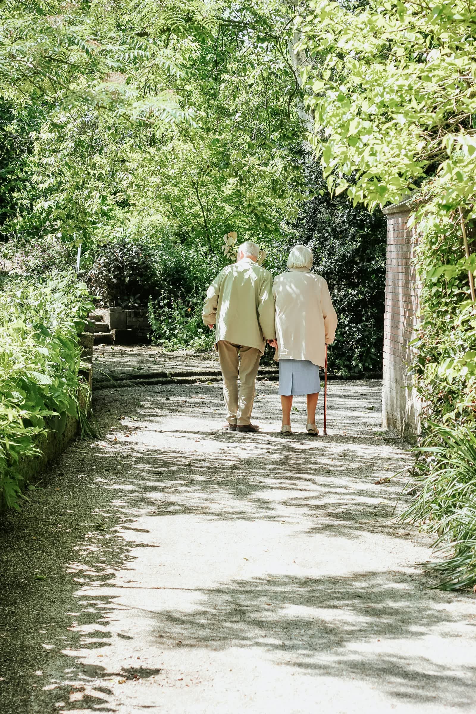 Älteres Paar beim Spaziergang im Grünen